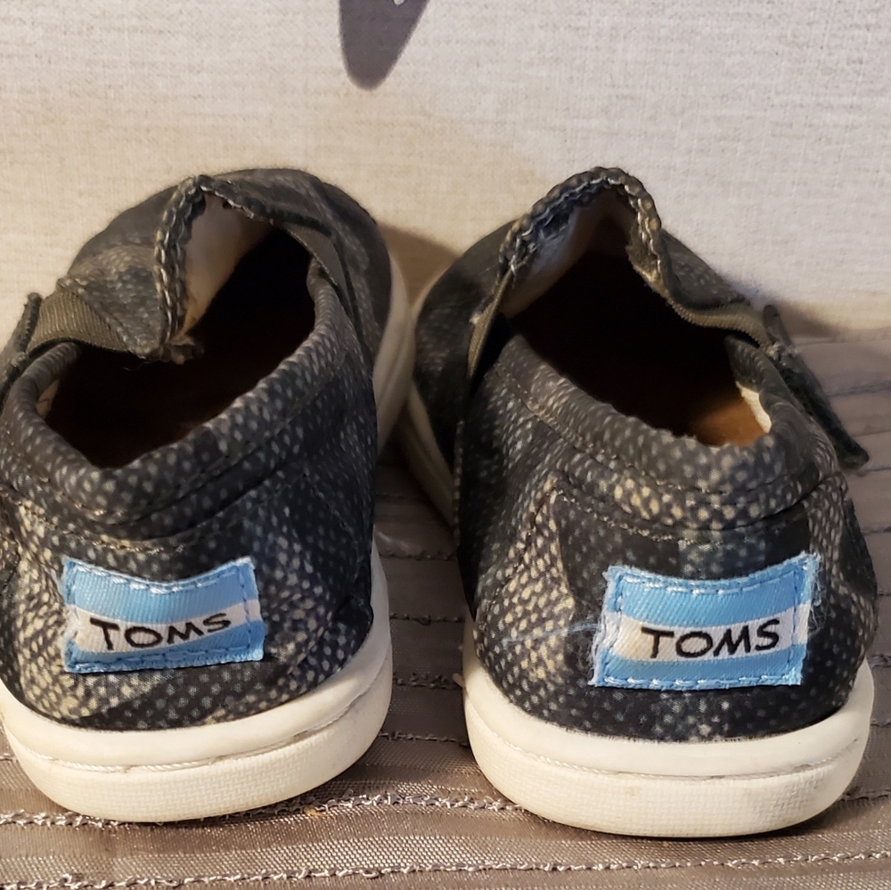 Tom's slip ons